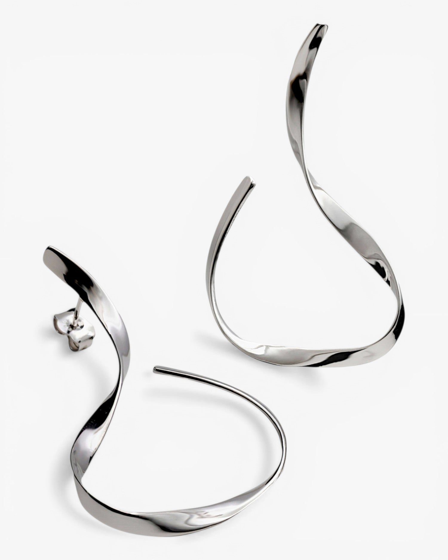 Pendientes largos de plata con diseño entrelazado ligero