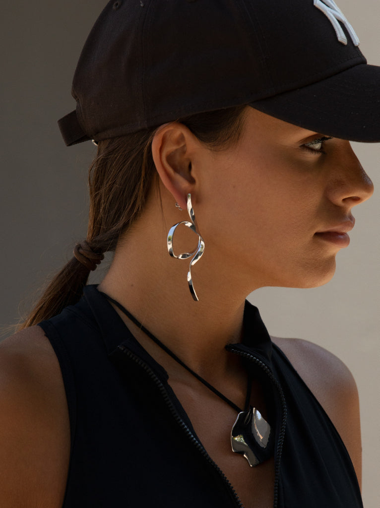 Pendientes largos de plata con diseño entrelazado ligero