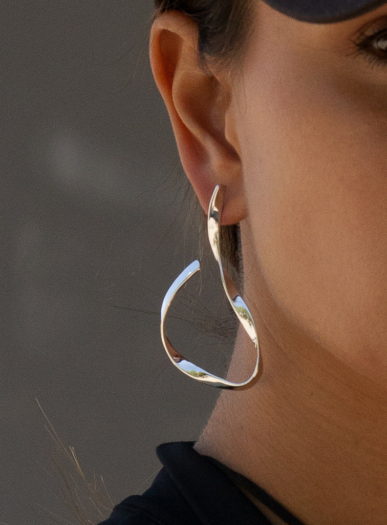 Pendientes largos de plata con diseño entrelazado ligero