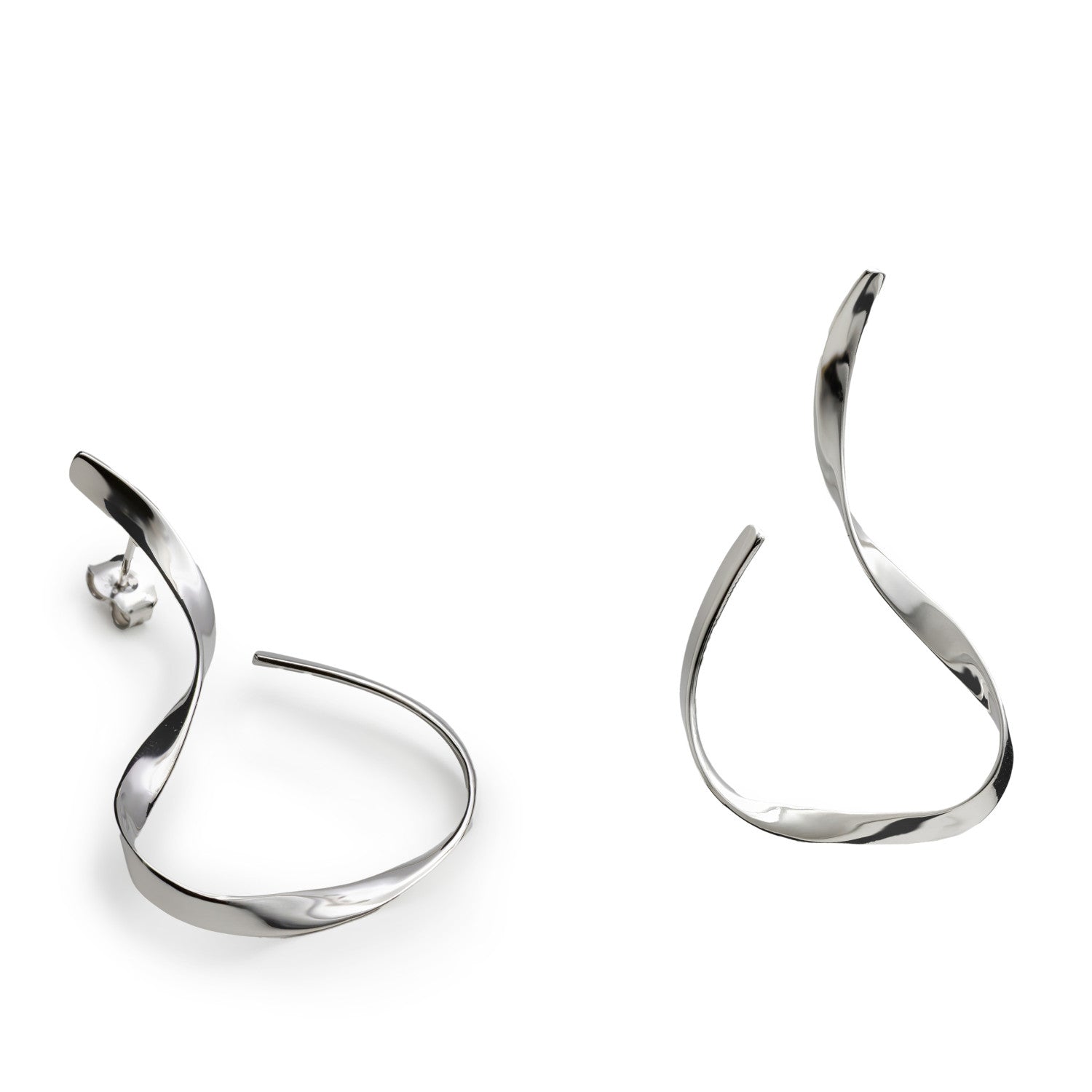 Pendientes largos de plata con diseño entrelazado ligero