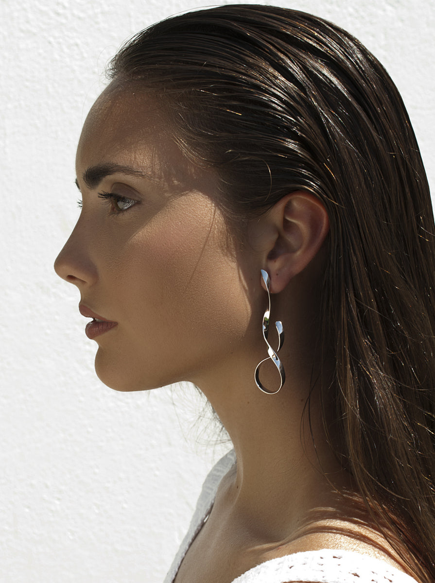 Pendientes de plata con detalle enredado tipo hilo