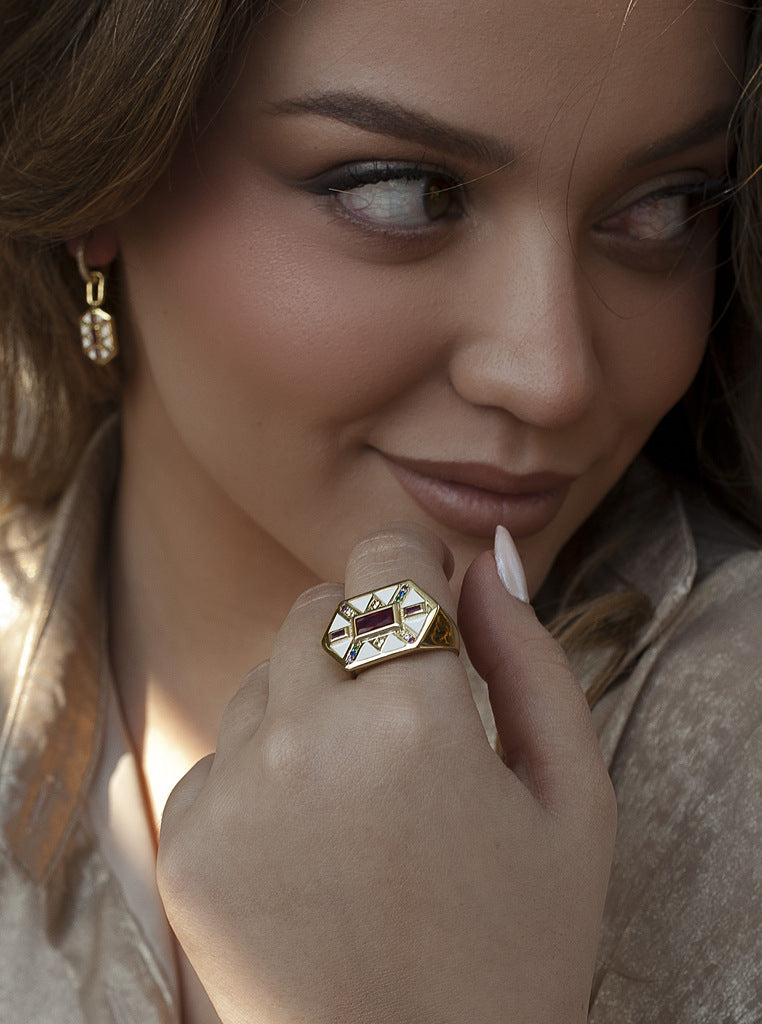 Bague chevalière en argent plaqué or avec émail blanc et zircons multicolores