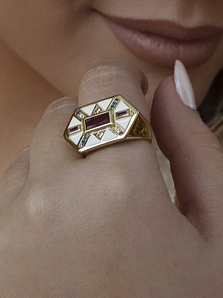 Anillo sello de plata bañada en oro con esmalte blanco y circonitas multicolor