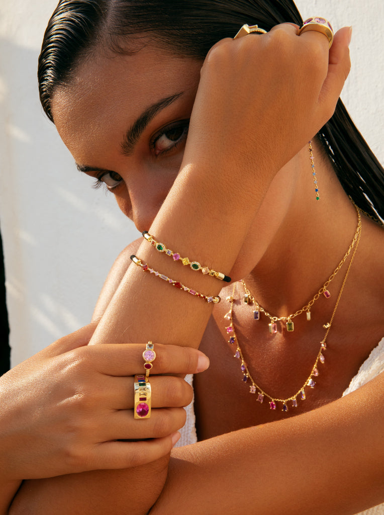 Pulsera de piedras multicolor en cordón