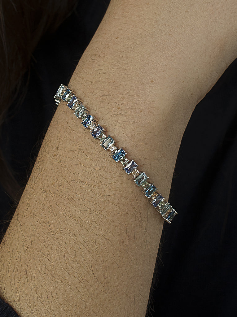 Bracelet en argent orné de pierres rectangulaires dans des tons de bleu