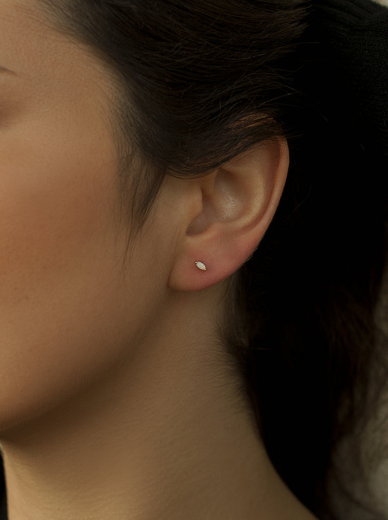 Piercing de plata bañado en oro con piedra ópalo ovalada