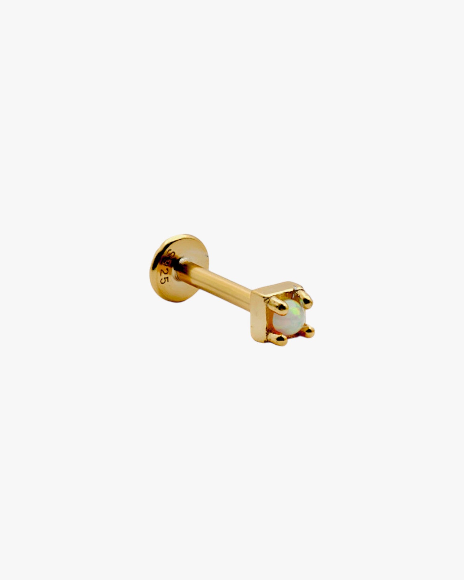 Piercing de plata bañado en oro con piedra ópalo cuadrada