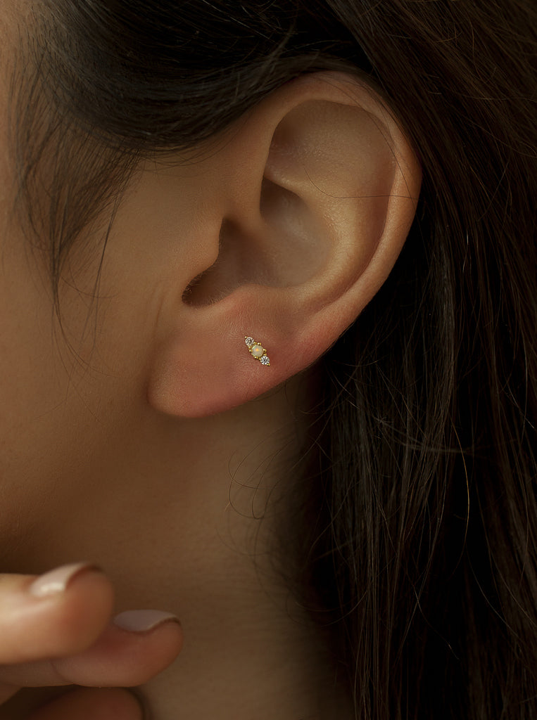 Piercing de plata bañado en oro con piedra ópalo y mini circonitas
