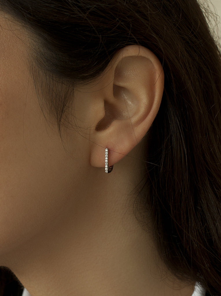 Boucles d'oreilles créoles en argent ornées de petites pierres en oxyde de zirconium et présentant une structure linéaire