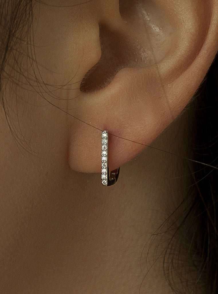 Boucles d'oreilles créoles en argent ornées de petites pierres en oxyde de zirconium et présentant une structure linéaire