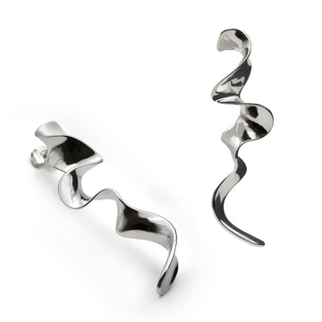 Pendientes largos plateados de diseño ondulado y escultural