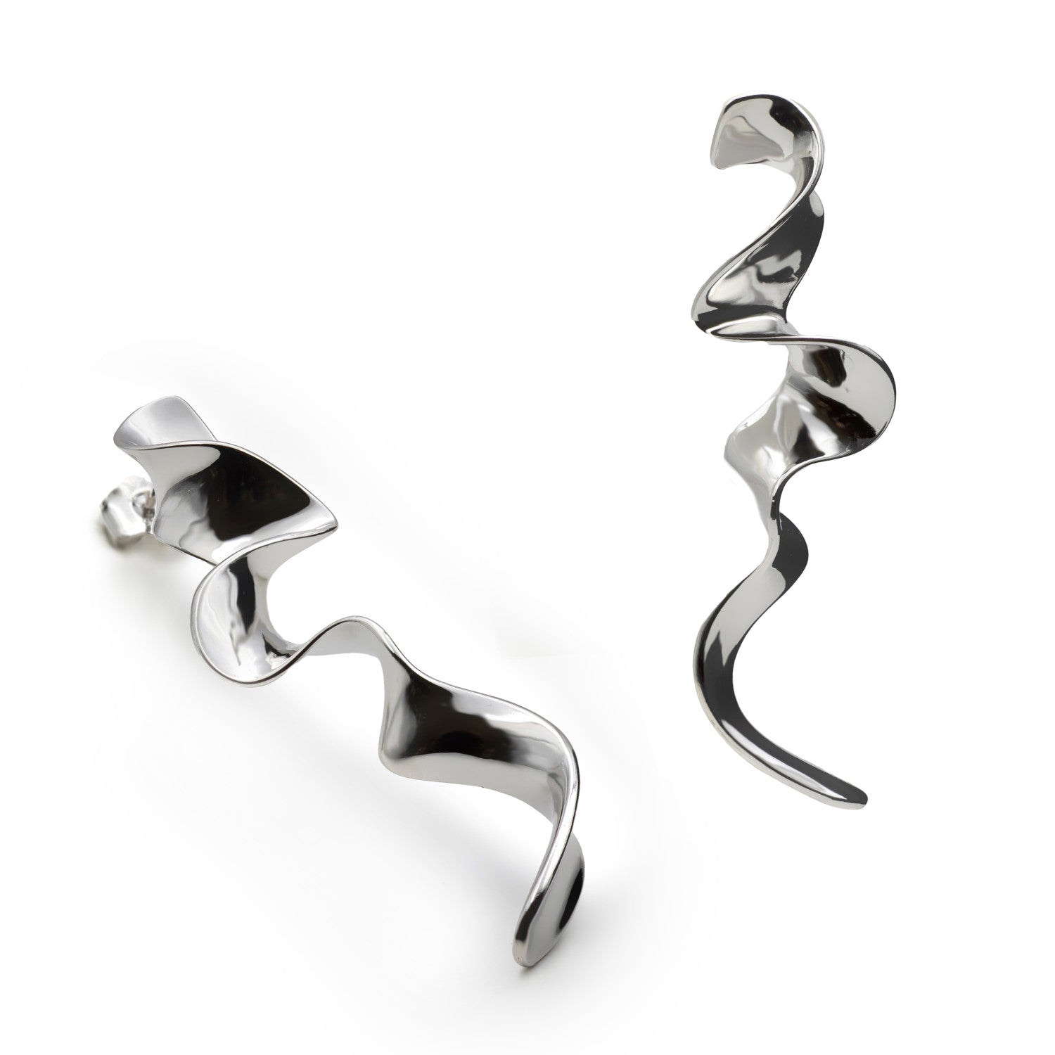 Pendientes largos plateados de diseño ondulado y escultural