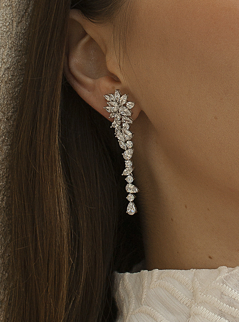 Pendientes de novia asimétricos largos de plata con circonitas