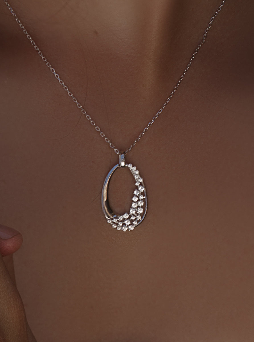 Collare de plata diseño floral con circonitas