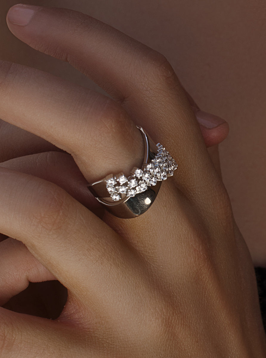 Bague en argent en forme de croix avec zircone cubique