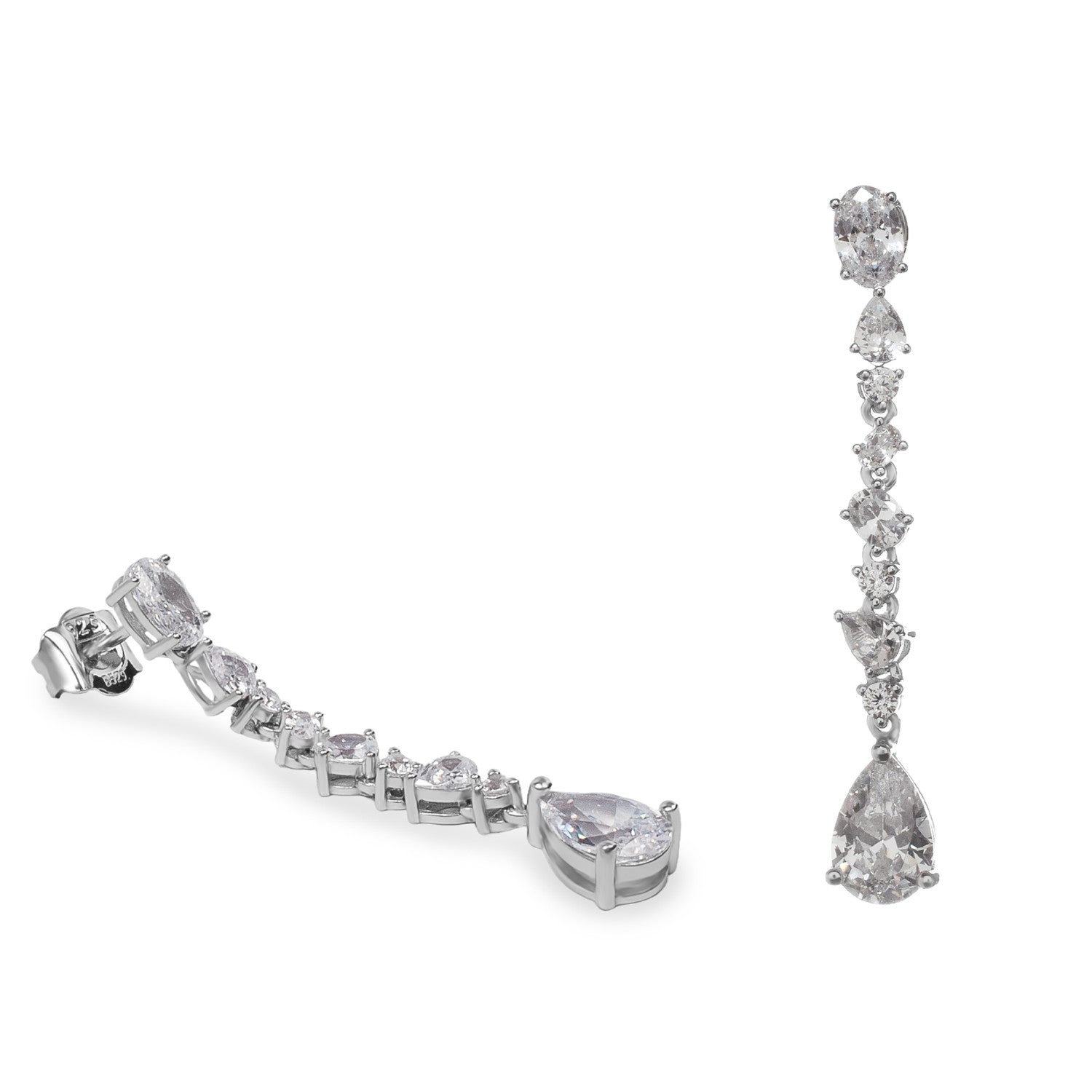 Pendientes largos con circonitas acabadas en lágrima.