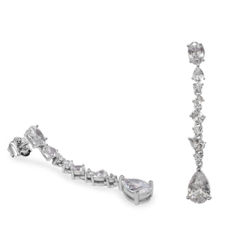 Pendientes largos con circonitas acabadas en lágrima.