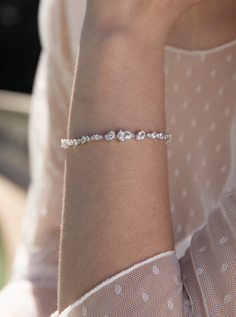 Bracelet en argent orné de zirconiums cubiques blancs, disponible en plusieurs tailles.