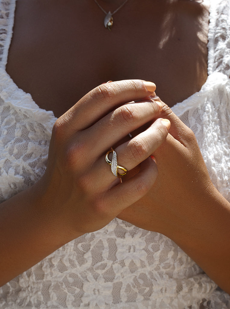 Anillo bicolor de plata con circonitas cruzado