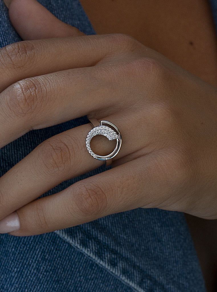 Anillo con circonitas de plata diseño circular