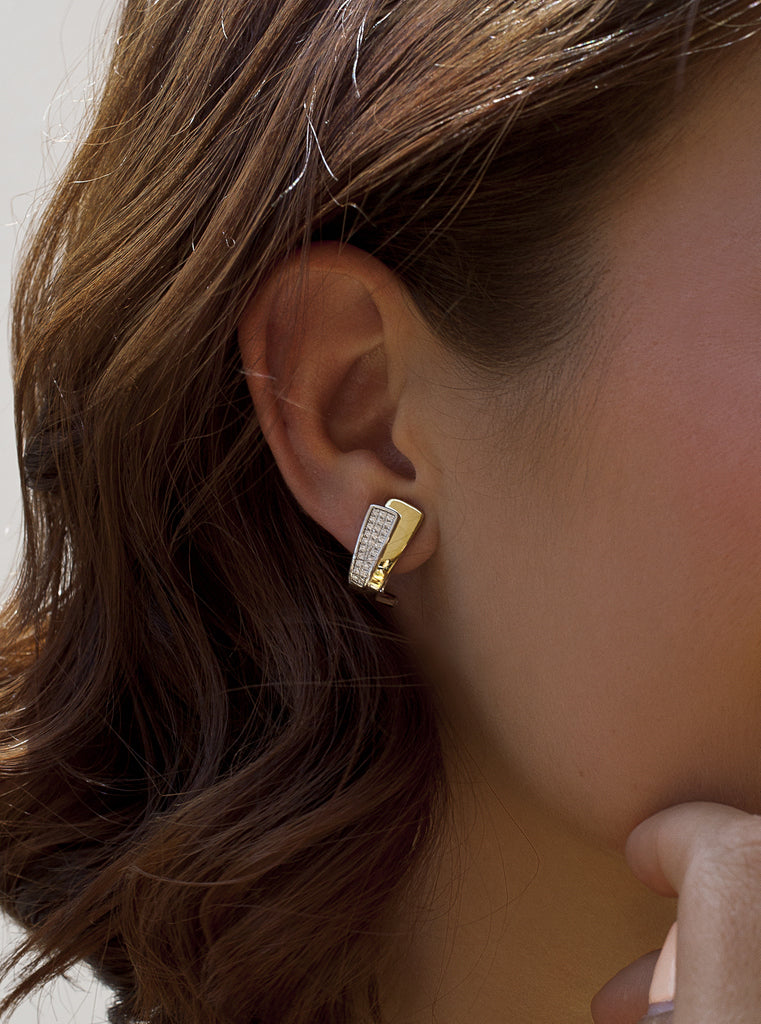 Pendientes omega bicolor de plata con circonitas diseño geometrico