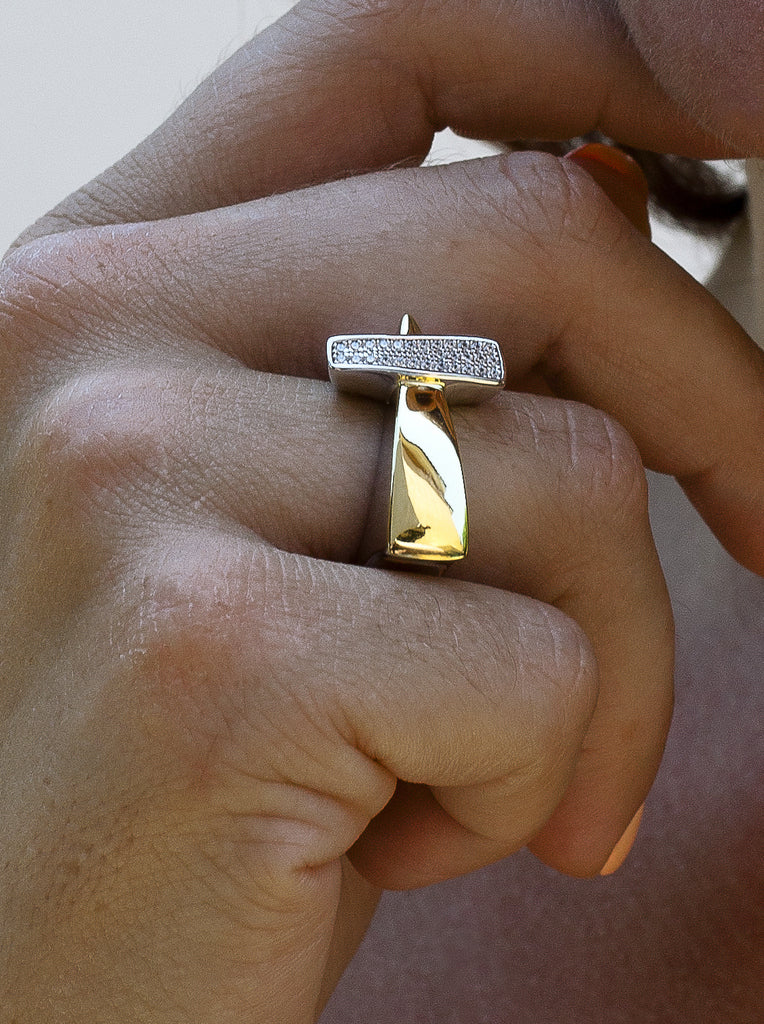 Anillo bicolor de plata con circonitas diseño geometrico