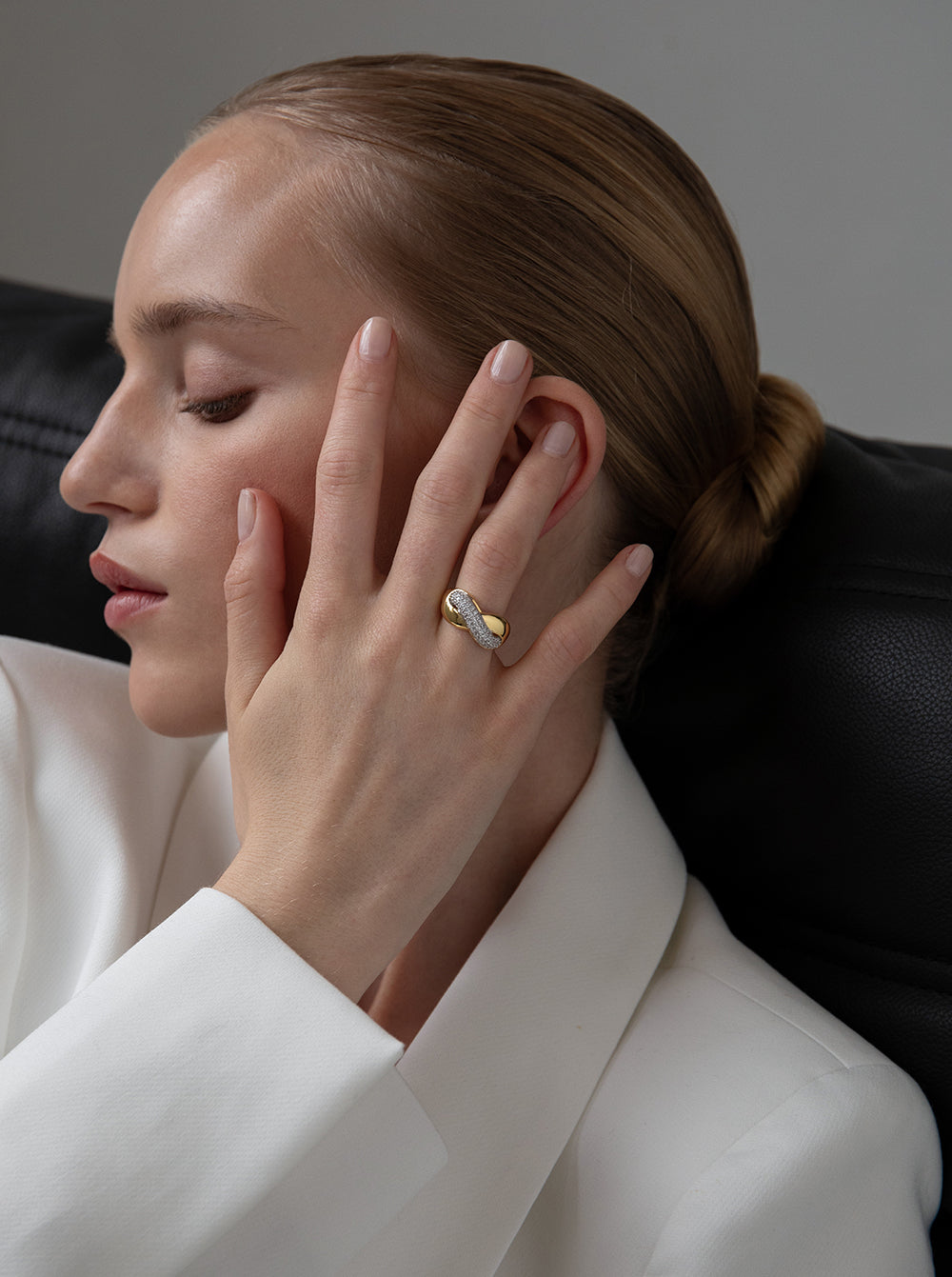 Anillo bicolor de plata con circonitas diseño enlazado