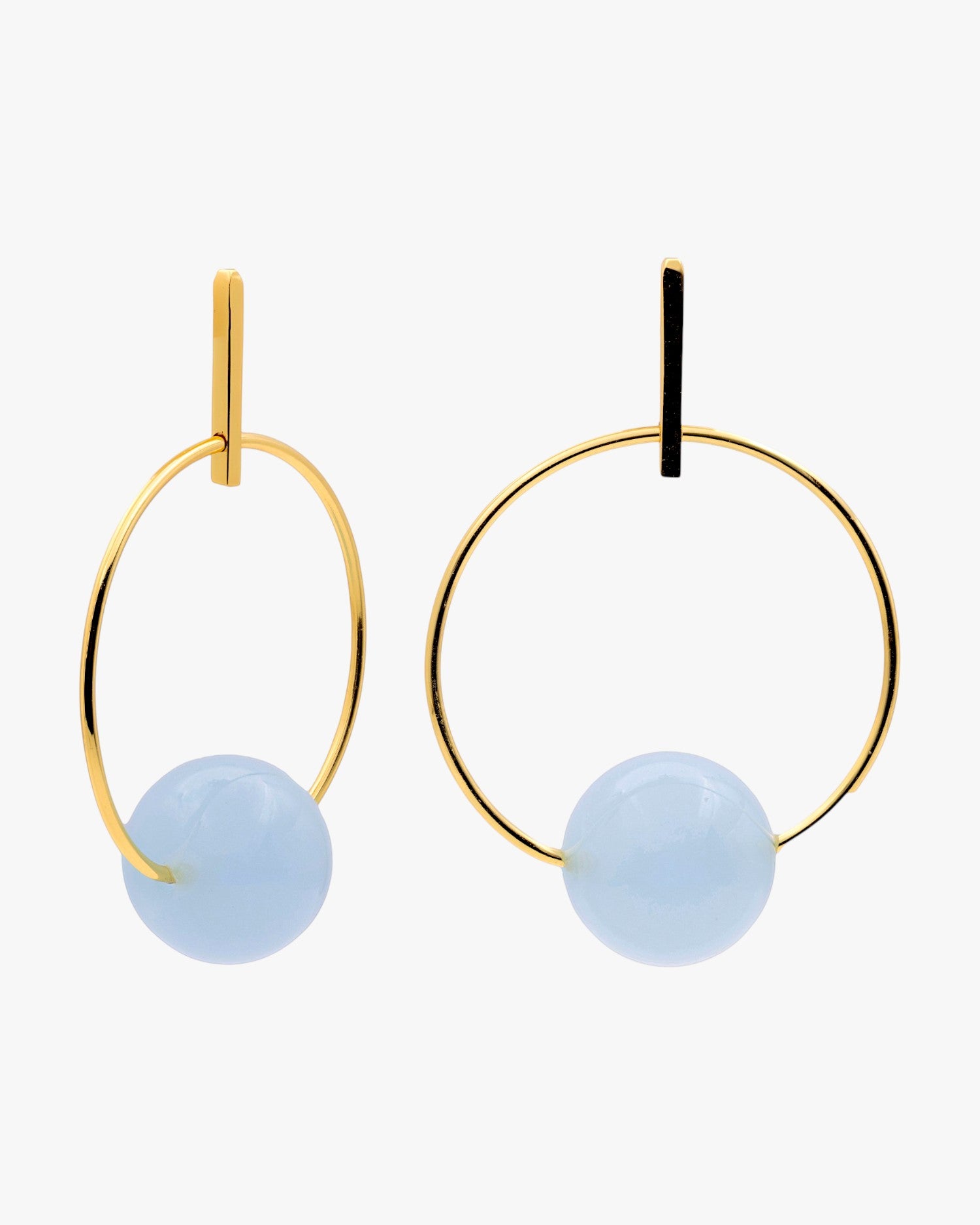 Pendientes aro de plata bañada en oro con piedra azul cielo