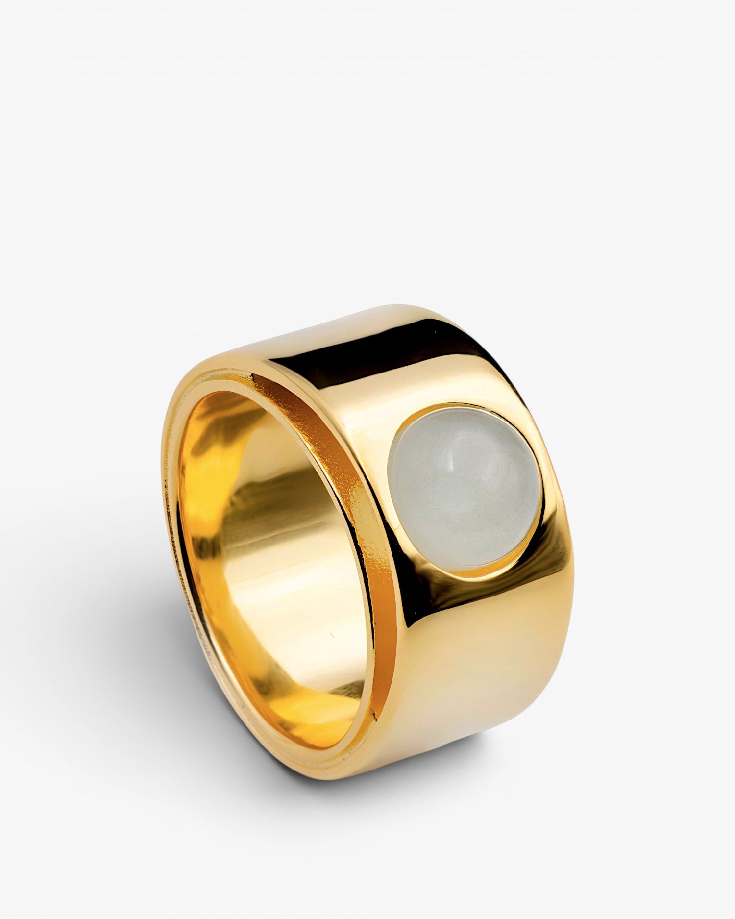 Anillo ancho de plata bañada en oro con piedra azul tipo cabujón