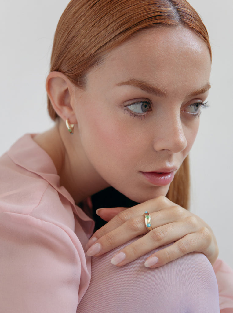 Bague en argent plaqué or avec des pierres turquoises et vertes
