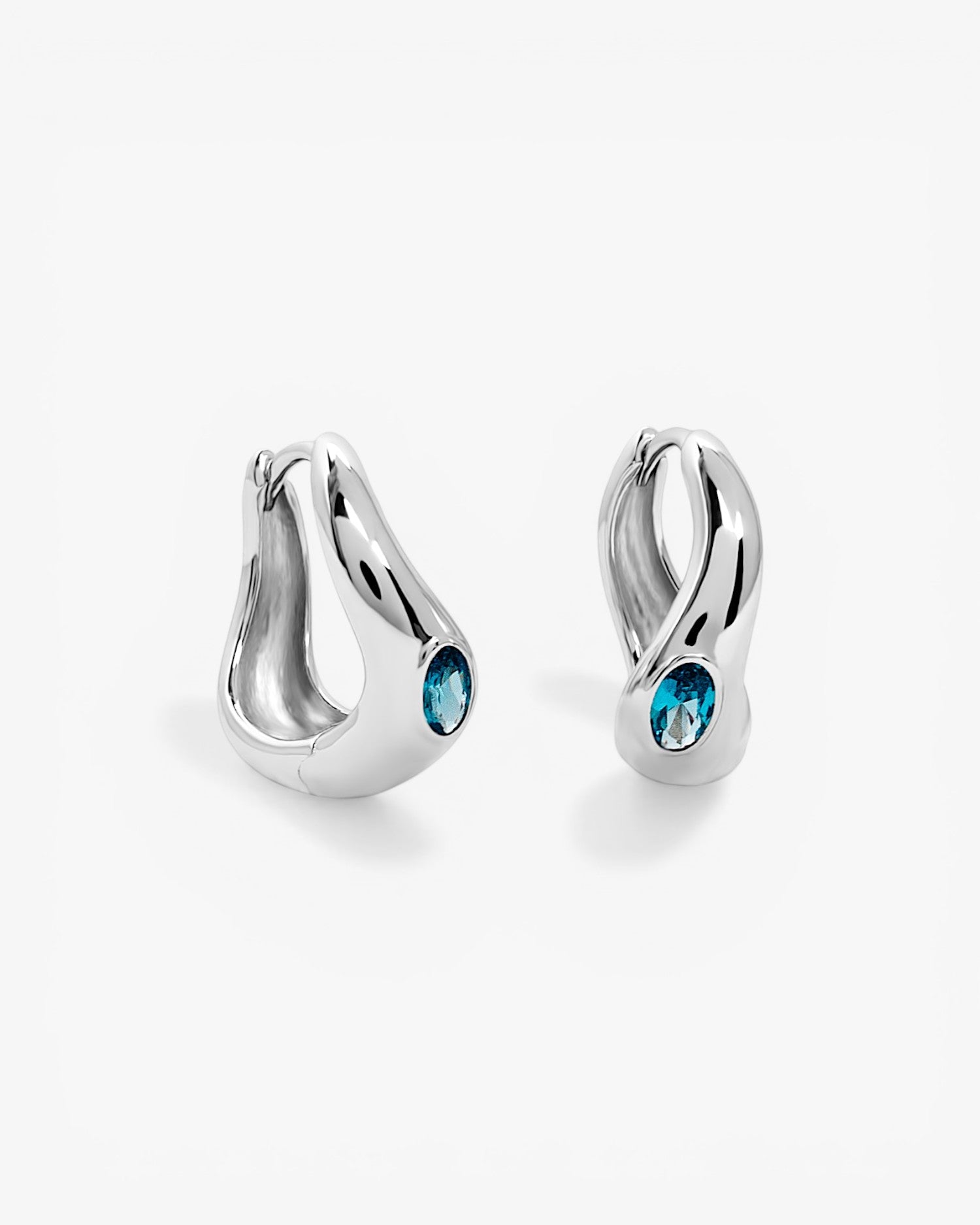 Pendientes de plata con diseño orgánico y gema azul