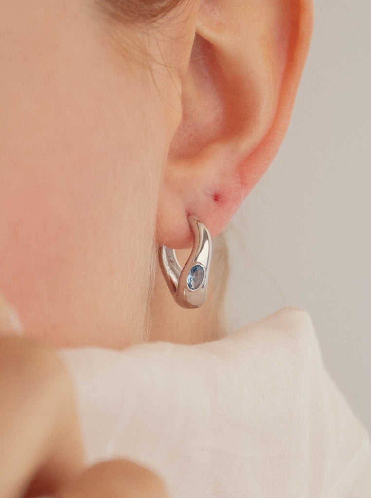 Pendientes de plata con diseño orgánico y gema azul