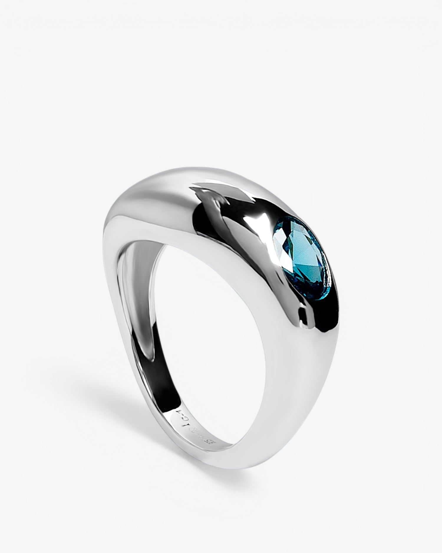 Anillo de plata con diseño orgánico y gema azul