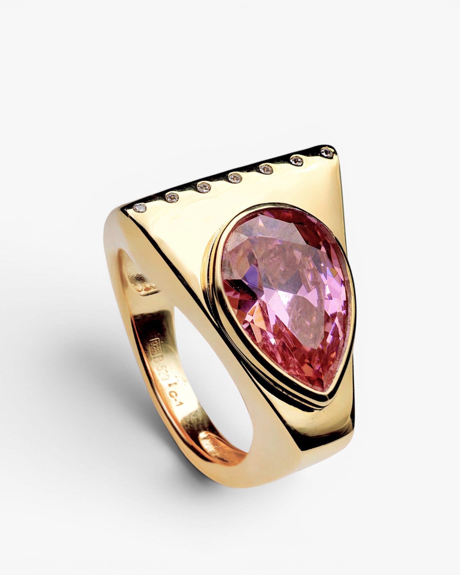 Chevalière en argent doré avec pierre rose taille poire et oxydes de zirconium