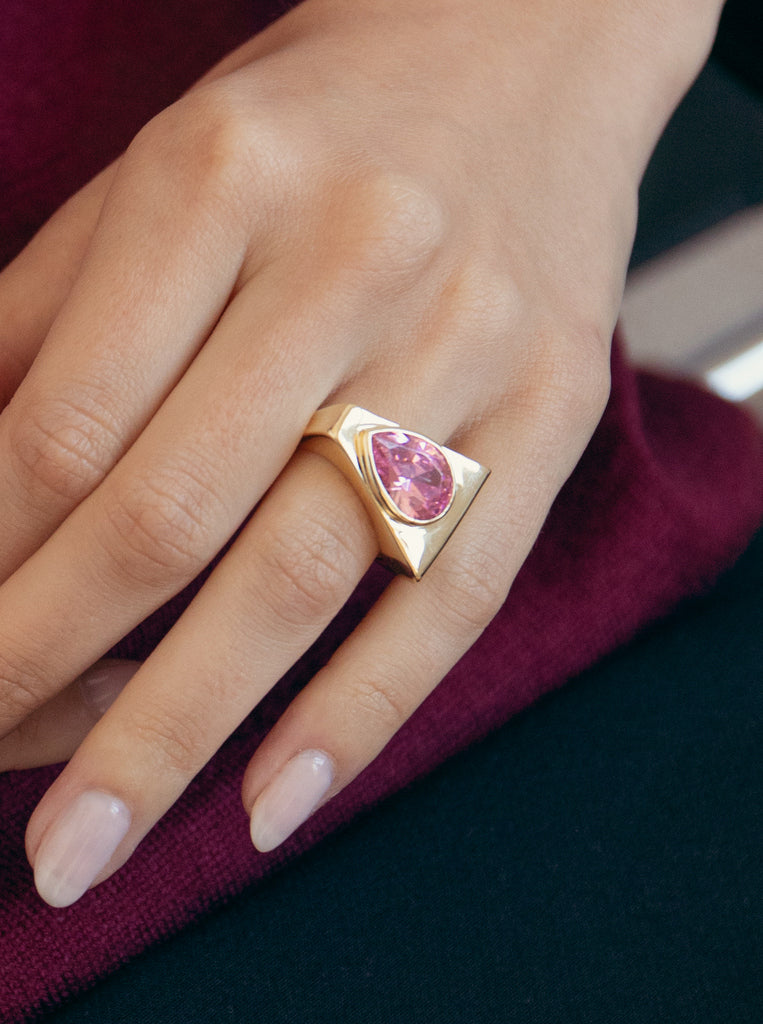 Anillo sello de plata con baño de oro y piedra rosa talla pera circonitas