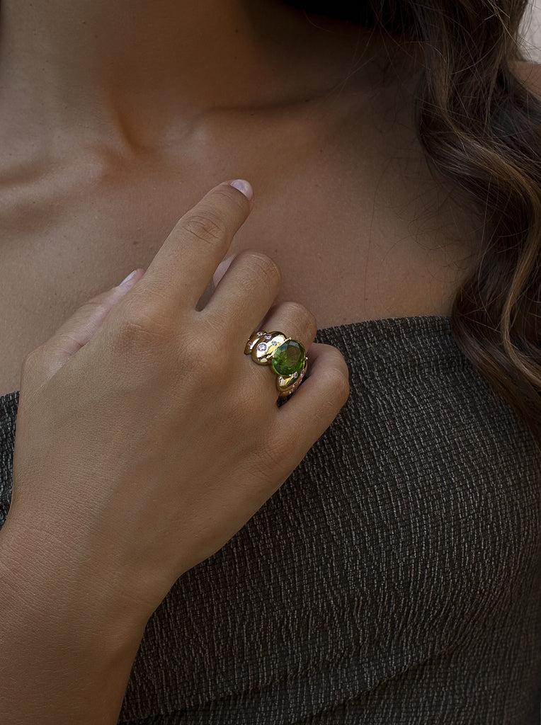 Bague en argent doré avec pierre vert olive et zircons roses