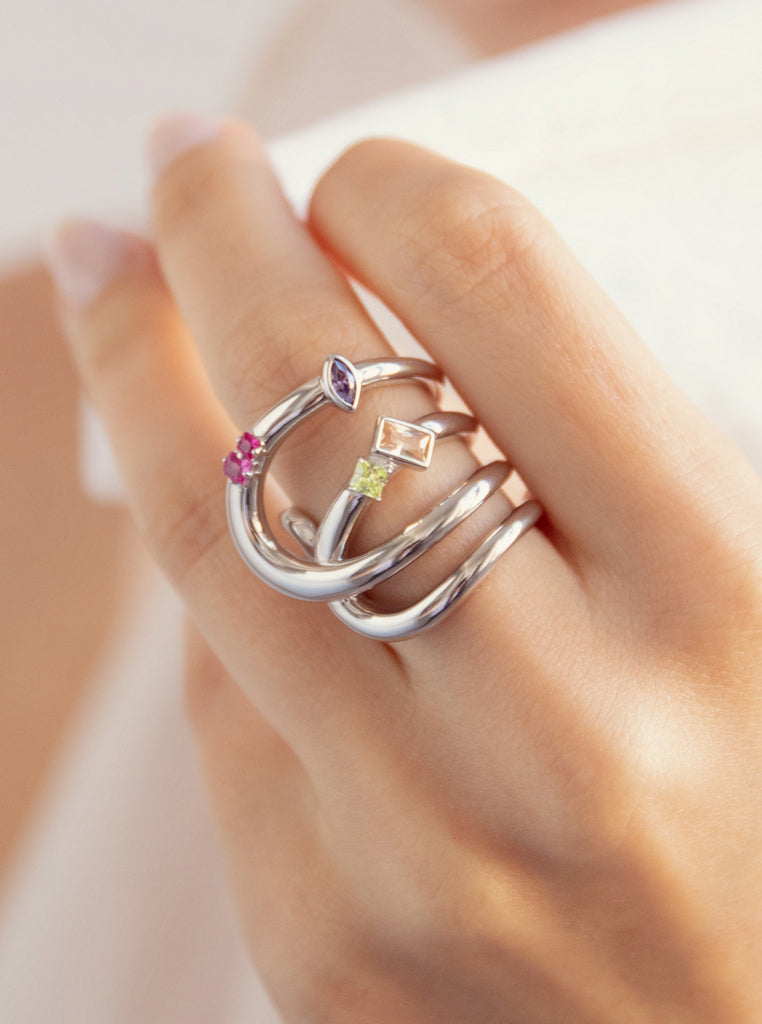 Anillo de plata multiaros con piedras de colores rosa verde ámbar y violeta