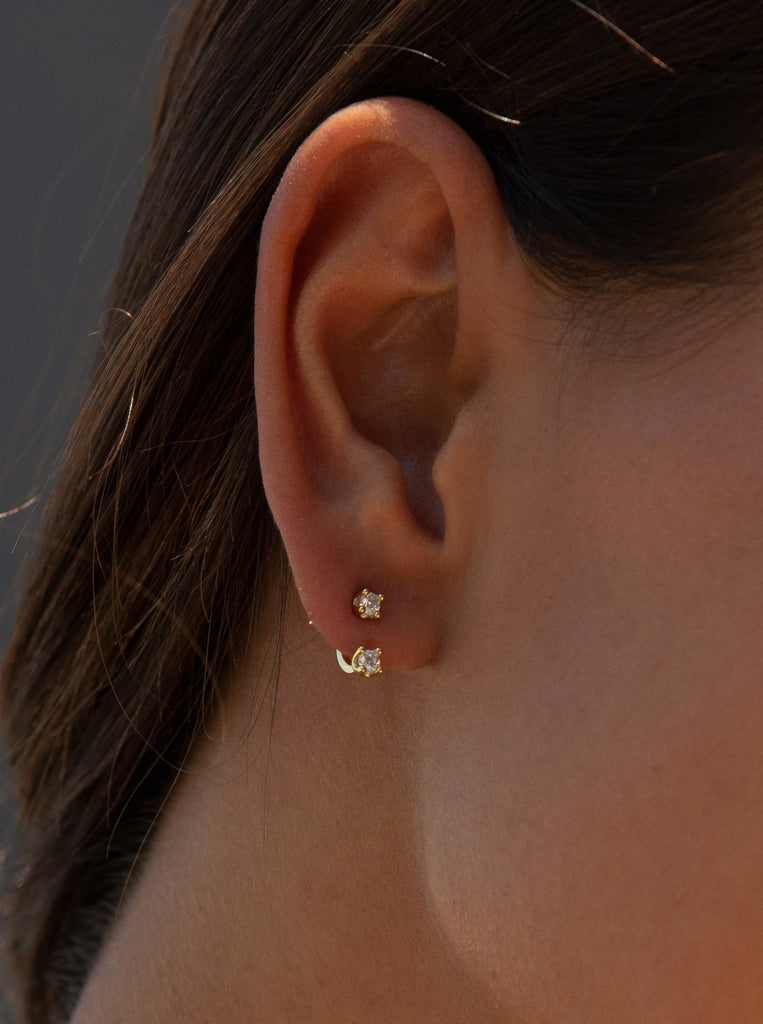 Pendientes de plata curvos con doble circonia diseño up and down