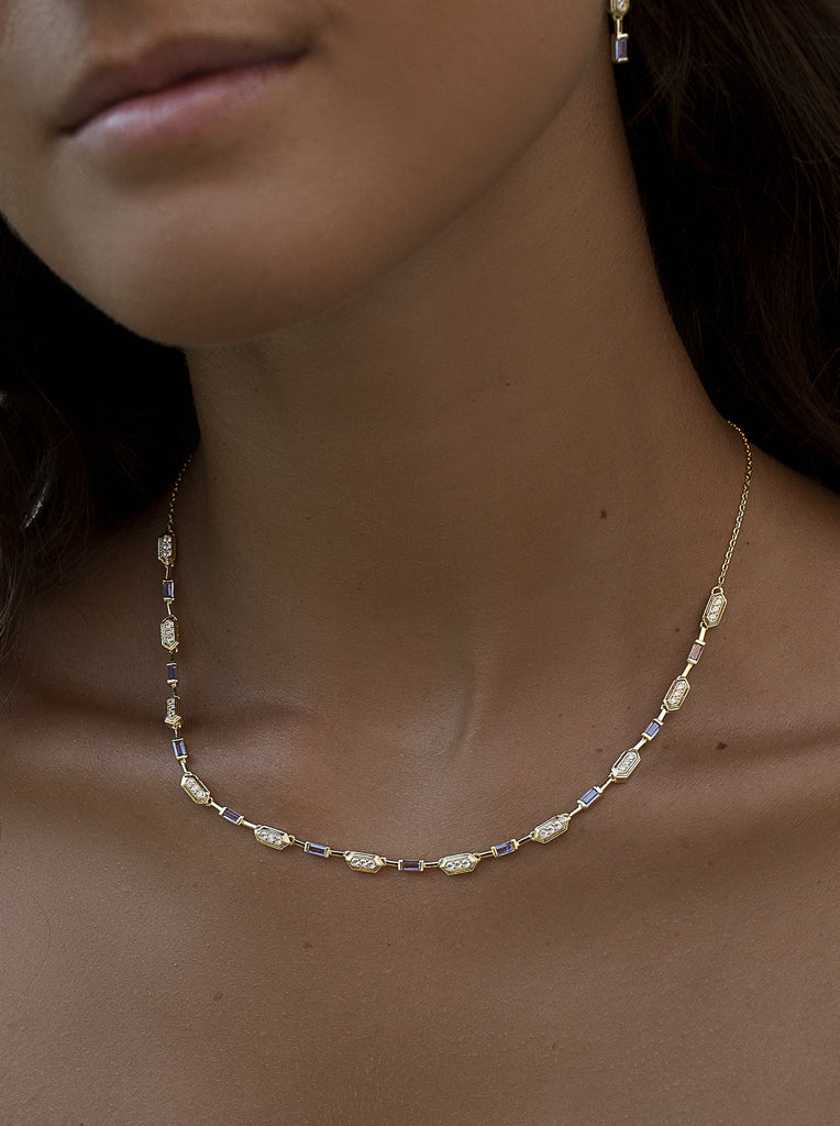 Collar dorado de plata bañada en oro art déco con circonitas blancas y piedras lila en eslabones geométricos