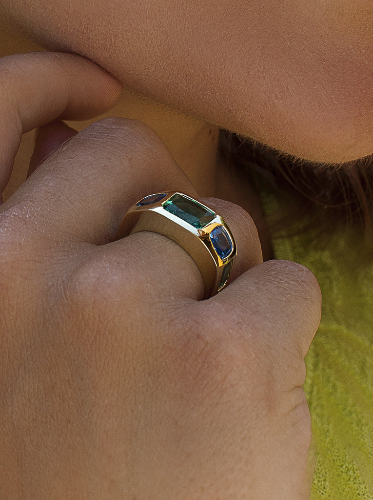 Anillo de plata dorado ancho con piedras verdes y azules engastadas