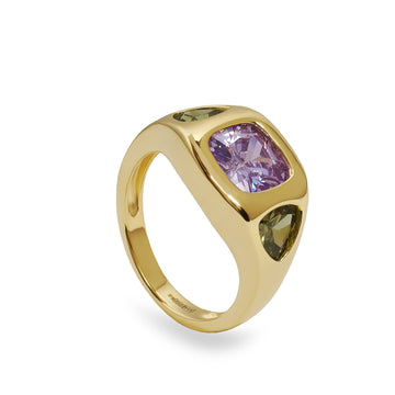 Anillo sello de plata bañado en oro con piedra lila central y laterales verdes