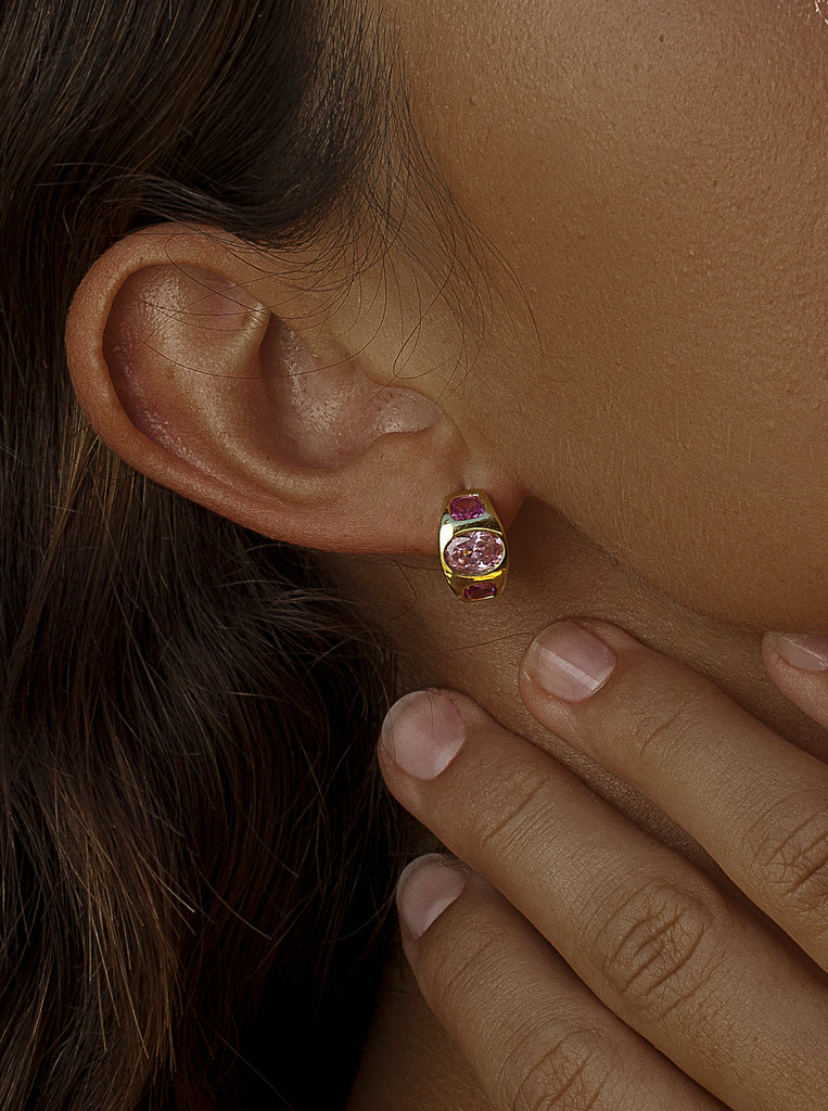 Pendientes aro de plata bañados en oro con piedra rosa y fucsia | huggie