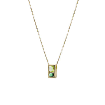 Collar de plata baño en oro con colgante geométrico y piedras verdes