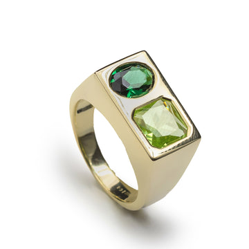Anillo sello de plata bañado en oro con piedras verdes rectangulares y oval