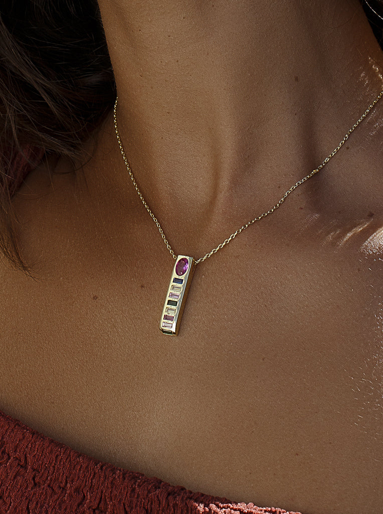 Collar colgante prisma rosa con circonitas multicolor de plata bañada en oro