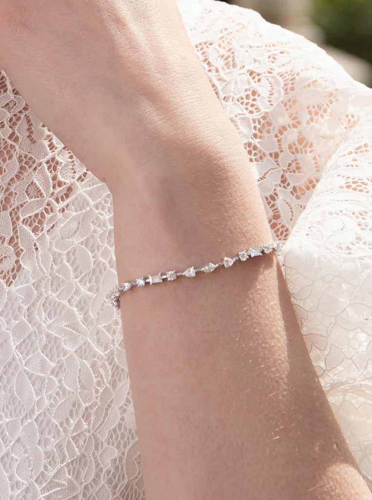 Bracelet en argent orné de zirconiums cubiques blancs de tailles variées