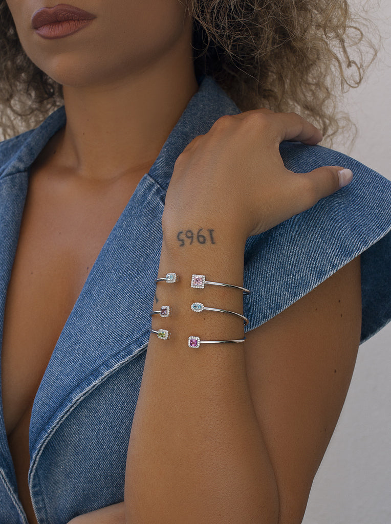 Pulsera rígida abierta de plata con circonitas rosa y azul