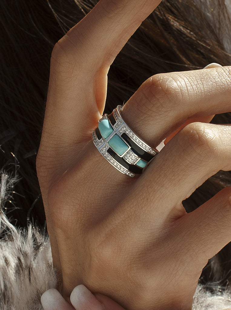 Anillo ancho de plata con turquesa negro y circonitas