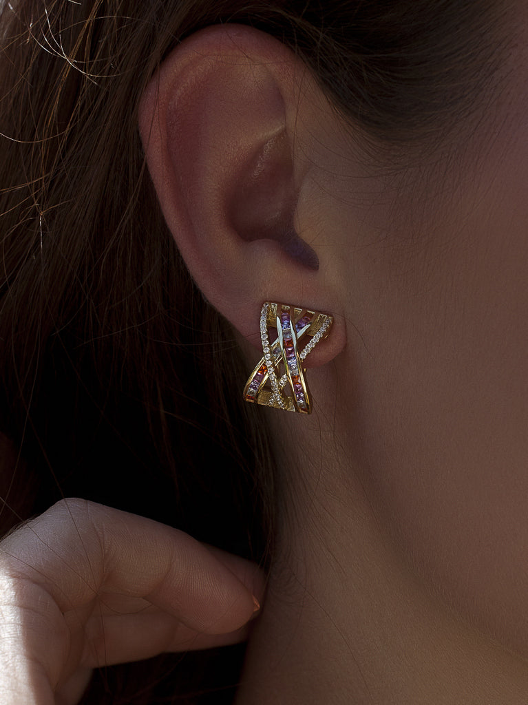 Pendientes geométricos de plata bañada en oro con piedras multicolor