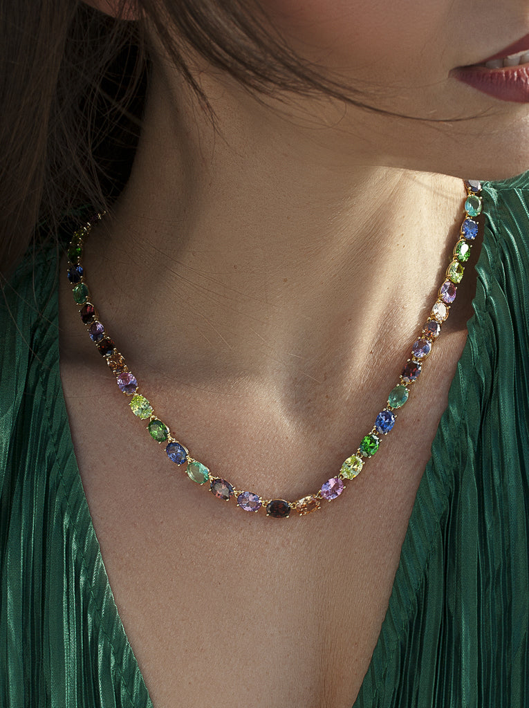 Collar de plata dorada con piedras multicolor